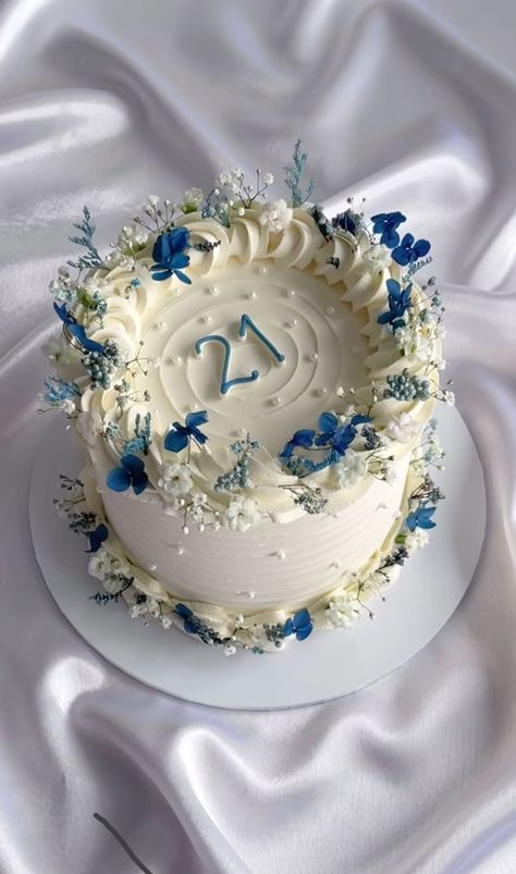 18th Birthday Cake Winter, Blue Rose Cake Birthday, Birthday Cake For 23 Year Old Women, Flower Birthday Cake Aesthetic, 19 Year Old Birthday Cake Ideas, Baby Blue Birthday Theme, 18th Birthday Decorations Blue, Light Blue And White Birthday Theme, Blue 21st Birthday Cake