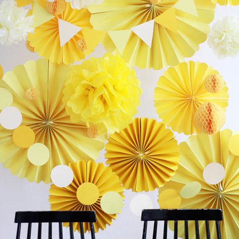 Design and Paper | we love handmade DIY | http://www.designandpaper.com Photobooth Background, Yellow Party Decorations, Diy Fotokabine, Yellow Birthday Parties, Yellow Party, Yellow Birthday, Baby Shower Yellow, Sunshine Birthday, Yellow Theme