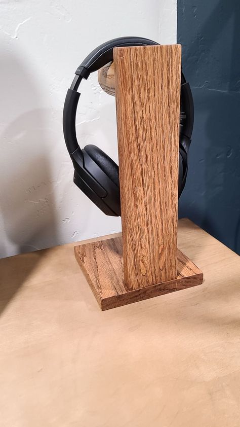 Need a good place to hang your headset at your desk? This simple DIY headphone stand is an easy beginner woodworking project that will give you the perfect place to hang your headphones. The free downloadable plans will help you make your own wooden DIY headphone stand. It also makes a great gift for him! #makingmanzanita Diy Headphone Stand, Wood Headphones, Diy Headphones, Pocket Hole Joinery, Diy Home Improvements On A Budget, Wood Craft Projects, Headphone Stand, Headphone Stands, Diy Plant Stand