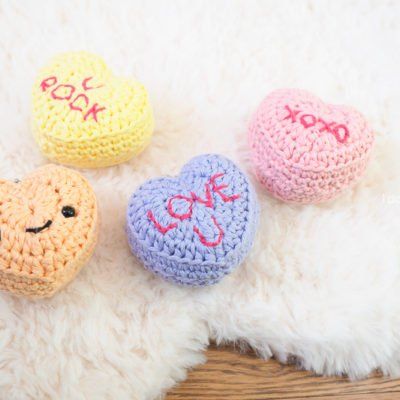 Candy conversation hearts keychains Free Heart Crochet Pattern, Crochet Valentine Patterns, Amigurumi For Beginners, Crochet Heart Pattern, Valentines Patterns, Crochet Keychain Pattern, Conversation Hearts, Easy Crochet Projects, Valentines Crochet