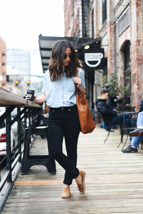 chambray shirt, black skinny jeans, brown flats Style Désinvolte Chic, Ootd Dress, Outfit Trends, Mode Inspo, Glam Dresses, Trend Fashion, Fashion Mode, Black Skinnies, Street Styles