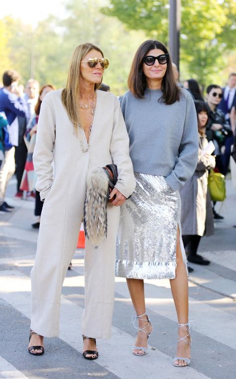 Anna Dello Russo and Giovanna Battaglia at Paris Fashion Week Giovanna Battaglia Style, Sparkle Outfits, Vogue Editors, Sparkle Outfit, Giovanna Battaglia, Anna Dello Russo, Fashion Corner, Metallic Skirt, Photography Couples