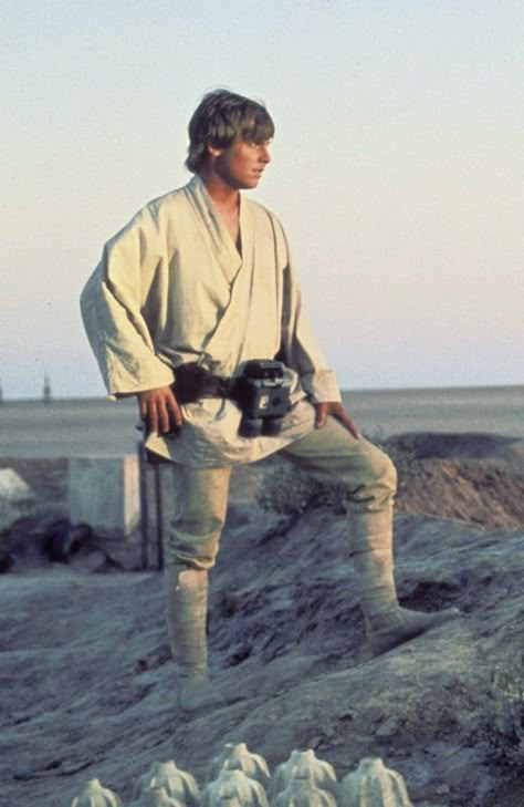 Luke Skywalker (Tatooine) Mark Hamill Luke Skywalker, Star Wars Ring, Star Wars Planets, Star Wars Episode Iv, Star Wars Luke, Star Wars Luke Skywalker, Star Wars 1977, Episode Vii, Image Film