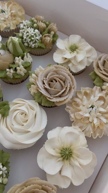 Wedding Boho Cupcakes, Garden Wedding Cupcakes, Boho Flower Cupcakes, Boho Cupcakes Wedding, Wedding Cupcakes Ideas Elegant, Boho Wedding Cupcakes, White Flower Cupcakes, Boho Cupcakes, Golden Cupcakes