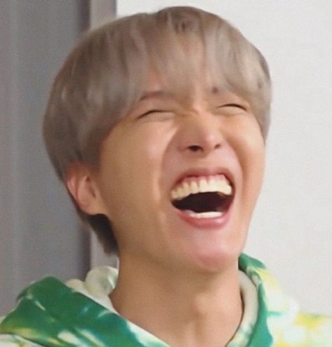 Jhope Laughing Pics, Jhope Laughing, Bts Laughing, Jhope Funny, Tiny Pics, Whatsapp Sticker, Laughing Face, Jhope Cute, Sticker Maker