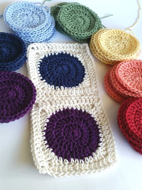 squaring the circle Circle Crochet Pattern, Circle Crochet, Squaring The Circle, Crochet Blocks, Crochet Circles, Haken Baby, Crochet Granny Square, Crochet Square Patterns, Granny Squares Pattern