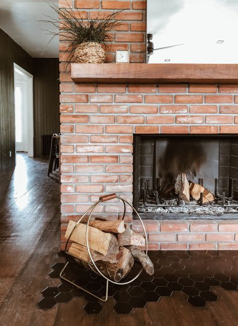 Tv Lounge Ideas, Modern Brick Fireplace, Rustic Fireplace Mantel, Diy Fireplace Mantel, Red Brick Fireplaces, Rustic Fireplace Mantels, Tv Lounge, Fireplace Decorations, Wooden Mantel