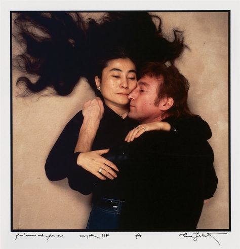 John Lennon and Yoko Ono in December 1980 on the last day of Lennon's life. Annie Leibovitz Portraits, Anne Leibovitz, Annie Leibovitz Photos, Annie Leibovitz Photography, John Lennon Yoko Ono, Grafika Vintage, John Lennon And Yoko, Yoko Ono, People Poses