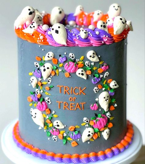 Halloween 18th Birthday Cakes, Small Halloween Cakes Ideas, Kids Halloween Birthday Cake, Halloween Buttercream Cake, Halloween Sheet Cakes, Halloween Mini Cakes, Halloween Themed Cakes, Halloween Party Cake, Halloween Cake Design