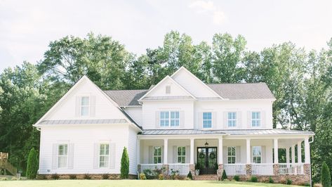 The Best Exterior Paint Colors for Farmhouses Farmhouse Exterior Paint Colors, Farmhouse Exterior Colors, White Farmhouse Exterior, White Exterior Paint, Best Neutral Paint Colors, Southern Farmhouse, White Exterior Houses, Best Exterior Paint, Farmhouse Paint