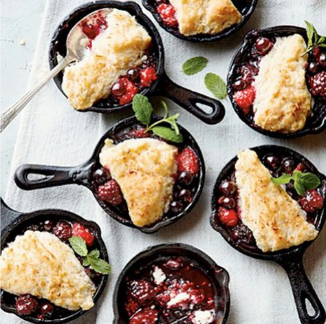 Mini berry cobblers in mini Lodge Cast Iron skillets! Berry Cobbler Recipes, Mini Cast Iron, Cast Iron Skillets, Mini Appetizers, Berry Cobbler, Iron Skillet Recipes, Individual Desserts, Cast Iron Recipes, Desserts Vegan