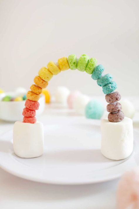 Rainbow Snack Craft, Fruit Loops And Marshmallow Rainbow, Froot Loop Activities Preschool, Froot Loop Activities, Edible Spring Crafts, Spring Themed Snacks For Kids, Spring Cooking Activities For Kids, Summer Camp Cooking Activities For Kids, Spring Snacks Preschool