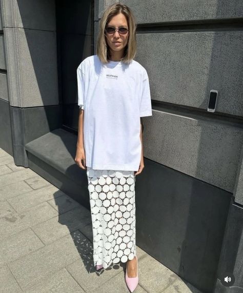 Crochet Skirt Outfit, White Tshirt Outfit, Classy Dress Outfits, Looks Street Style, Crochet Skirt, Mode Inspo, Tshirt Outfits, 로고 디자인, Outfits Summer