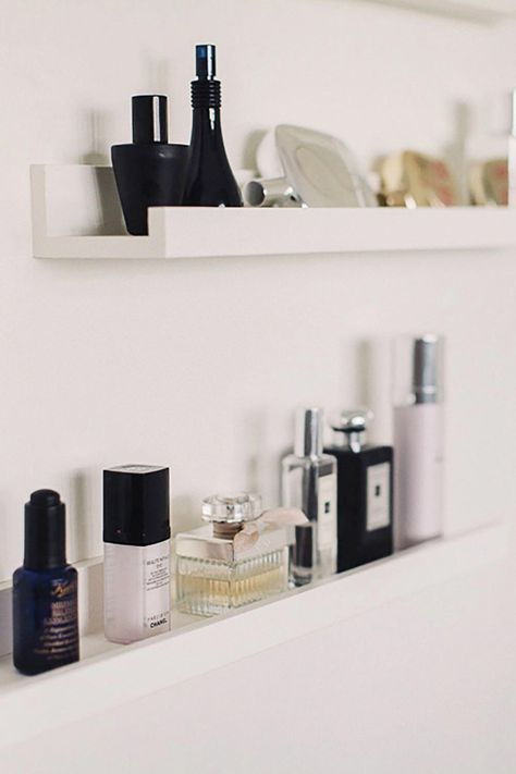 8 Space-Saving IKEA Hacks That’ll Make Your Bathroom Look 10x Bigger: MOSSLANDA Picture Ledge #bathroomstorage Ikea Closet Hacks, Mosslanda Picture Ledge, Ikea Bedroom Ideas, Ikea Picture Ledge, Ikea Storage Hacks, Room Vanity Ideas, Easy Ikea Hacks, Decor Apartment Ideas, Small Bathtub