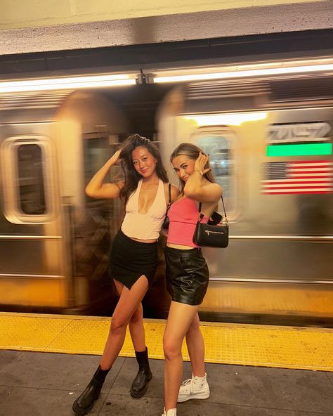 New York City Subway Aesthetic, Subway Instagram Pictures, Subway Poses, New York Subway Aesthetic, New York Lifestyle Aesthetic, New York Poses, Nyc Baddie, Subway Pictures, Subway Pics