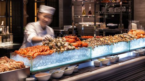 Chef reaches for snails on fresh seafood display on ice at bar Restaurant Vouchers, Four Seasons Room, Spa Inspired Bathroom, Hong Kong Hotels, Host Dinner Party, Raw Bars, Hotel Food, Chefs Table, Most Luxurious Hotels