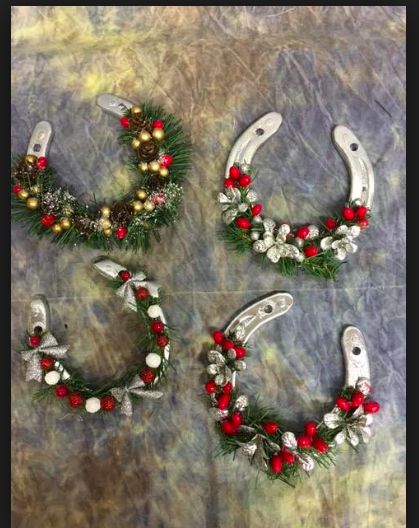 Christmas Decorated Horseshoes, Horse Christmas Decorations Diy, Western Diy Christmas Decorations, Horseshoe Crafts Christmas, Horse Shoe Ornaments, Christmas Horse Crafts, Horse Shoe Christmas Ornaments, Christmas Horse Shoe Crafts, Diy Horse Christmas Ornaments