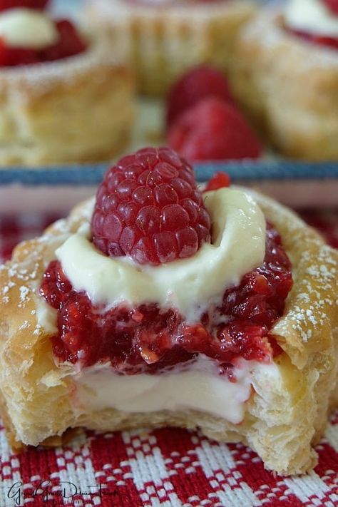 Red Raspberry Recipes, Fresh Raspberry Desserts, Cream Cheese Pastries, Cheese Pastries, Puff Pastry Recipes Dessert, Raspberry Cream Cheese, Pastries Recipes Dessert, Cream Cheese Pastry, Raspberry Desserts