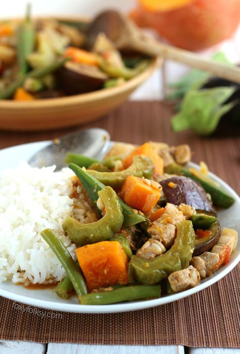 Try this easy recipe for Pinakbet or Pakbet, a Filipino vegetable dish that is flavorful as it is colorful. | www.foxyfolksy.com Lumpiang Gulay, Filipino Vegetable Dishes, Pinakbet Recipe, Gourd Recipes, Bitter Melon Recipes, Foxy Folksy, Philippine Cuisine, Melon Recipes, Pinoy Foods