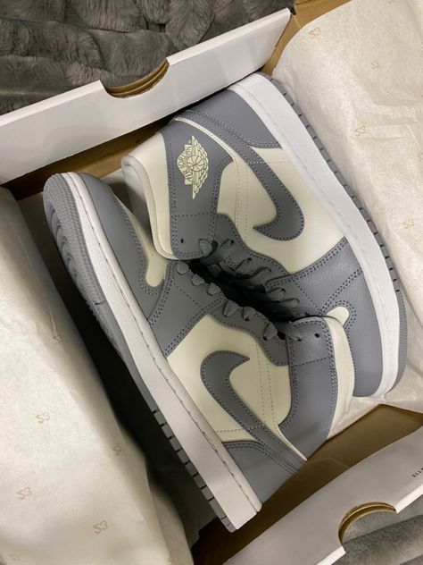 Jordan 1 Aesthetic, Nike Jordan Low, Nike Jordan Air 1, Jordan 1 Mid Women, Air Jordan 1 Outfit Women, Jordan 1 Outfit Women, Nike Jordans, Jordan Low, Jordans Shoes