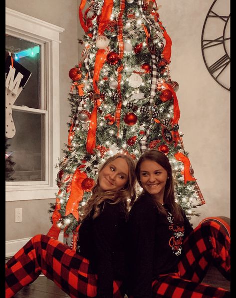 Best Friend Pictures Christmas, Christmas Pictures Sisters, Sisters Christmas Photos, Christmas Sister Photoshoot, Christmas Best Friend Pictures, Sisters Christmas Photoshoot, Sister Christmas Photoshoot, Christmas Photoshoot At Home, Cute Sister Pictures