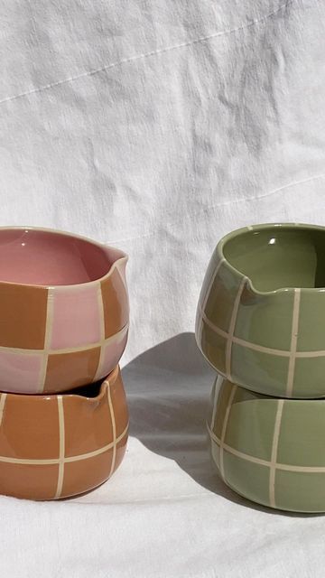 Pottery Painting Ideas Green, Geometric Pottery Design, Ceramic Mug Designs Painted, Bowls Ceramic, Cup Ceramic Handmade, Aesthetic Pottery, Glazing Ideas, Bowl Pottery, Pottery Bowl Painting Ideas