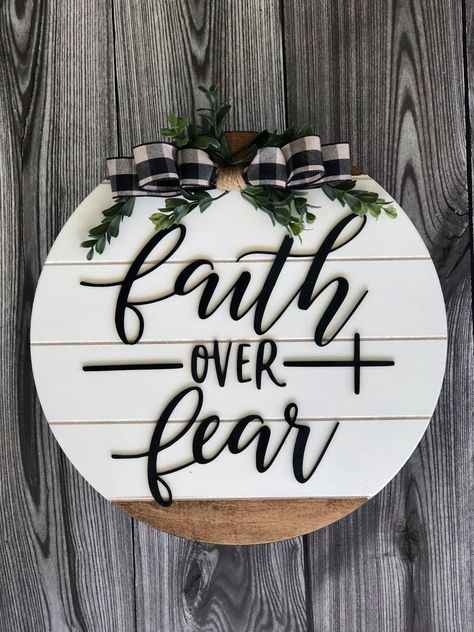 Farmhouse Diy Signs, Bible Verse Door Hanger, Christian Door Signs, Round Door Hanger Ideas, Tailors Workshop, Round Wood Door Signs, Wood Round Door Hangers, Cute Wood Signs, Greenery With White Flowers