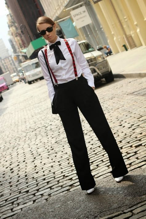 LA by Diana: Like a Man Bartender Outfit, Suspenders Fashion, Suspenders Outfit, Dapper Outfit, Dress Over Pants, Women In Suits, Suspenders For Women, Mens Fashion Smart, Dandy