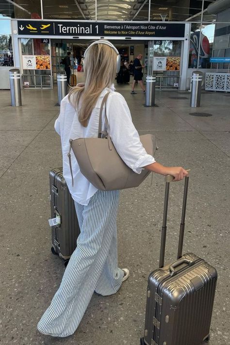 summer airport outfits Classy Airport Outfit, Flight Outfit Airport Style, Travel Capsule Wardrobe Summer, Chic Airport Outfit, Chic Travel Outfit, Comfy Airport Outfit, Airport Outfit Summer, Airport Vibes, Flight Outfit