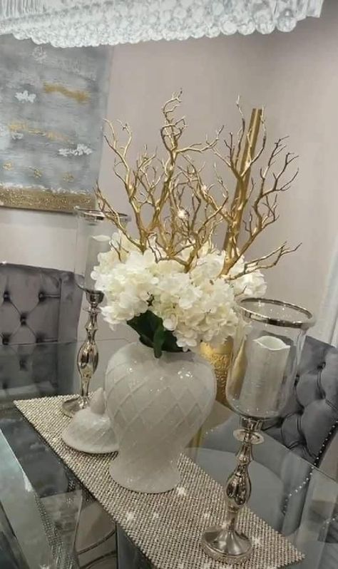 Dining Room Flower Centerpiece, Gold Table Centerpieces For Home, Centerpiece For Dining Room Table Modern, Decor Wall In Living Room, Country Glam Living Room, Silver House Decor, Gold And Beige Living Room, Dining Table Centerpiece Elegant, Elegant Dining Table Centerpiece