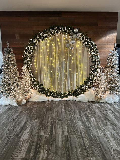 Light Wedding Arch, Winter Wonderland Christmas Party, White Christmas Party, Church Christmas Decorations, Winter Wonderland Decorations, Christmas Stage, Red And Gold Christmas Tree, Flocked Christmas Trees Decorated, Christmas Church