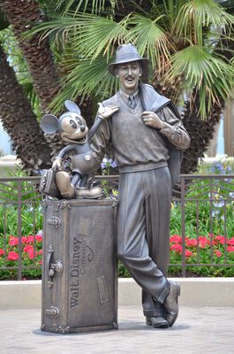 Disney Statues, Walter Elias Disney, Disney World Magic Kingdom, Disney California Adventure, Disney California, California Adventure, Disney Dream, Poster Vintage, Disney Fun