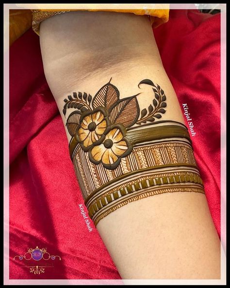 New flower arm mehndi designs Mehndi Designs Flowers Beautiful, Belt Style Mehndi Design, Mehndi Belt Design, Neha Mehndi Design, Mahendi Belt, Upper Hand Mehndi Designs, Mehndi Arabic Designs, Mehndi Border Designs, Mehndi 2023