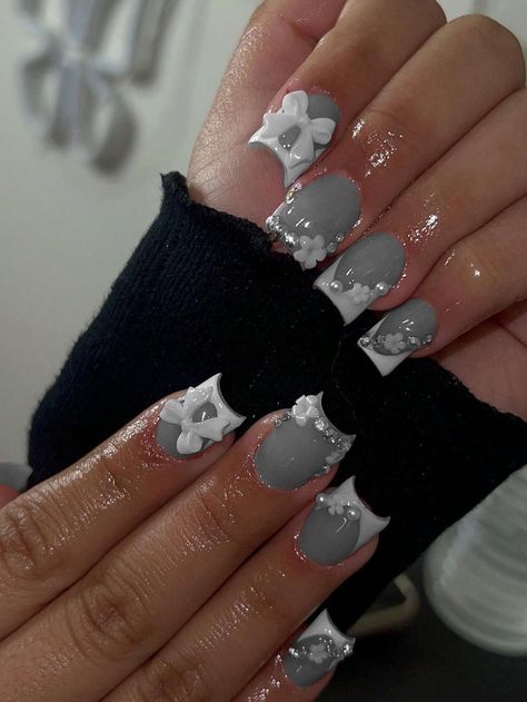 Grey Nails Christmas, Grey And White Short Nails, Black And Gray Nail Ideas, Short Nails Gray, Grey Square Nails, Grey Acrylic Nails Designs, Grey Short Nails, Nail Designs Grey, Grey And White Nails