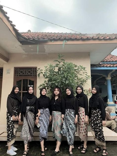 Outfit Rok Batik, Berkain Outfit, Outfit Kondangan Casual, Outfit Kebaya, Ootd Non Hijab, Mix And Match Outfits Hijab, Kondangan Outfit, Rok Lilit, Batik Fashion