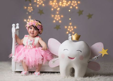 First Tooth Baby Photoshoot, First Tooth Photography Ideas, Baby Fashion Girl Newborn, Baby Photography Poses, Diy Newborn Photography, Crochet Baby Costumes, Baby Crafts Diy, Monthly Baby Photos, Diy Wedding Backdrop