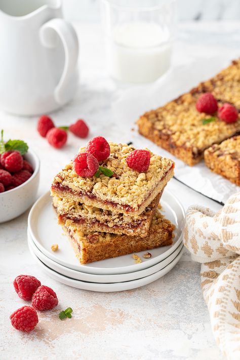 These Raspberry Bars are as easy as can be to make! This recipe uses cake mix, oats, and brown sugar to create a delicious crumble topping over the top of a raspberry jam filling. Raspberry Crumble Bars, Jam Bars, Banana Coffee Cakes, Homemade Bisquick, Raspberry Crumble, Lemon Bars Easy, Raspberry Bars, Low Sugar Desserts, Peanut Butter Chocolate Bars