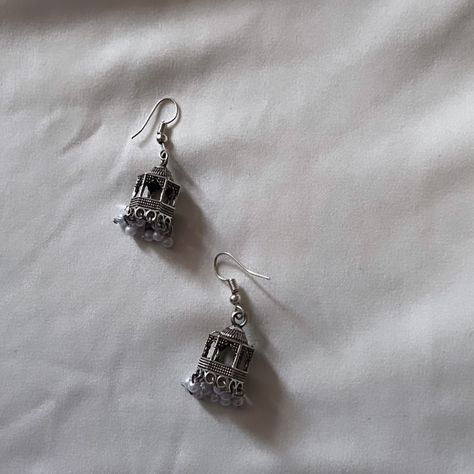 Modern Indian Earrings, Silver Jhumka Aesthetic, Jhumkey Aesthetic, Jhumka Earrings Aesthetic, Jhumkas Aesthetic, Desi Earrings, Minimalist Accessories Jewellery, Trendy Silver Jewelry, Silver Jhumkas