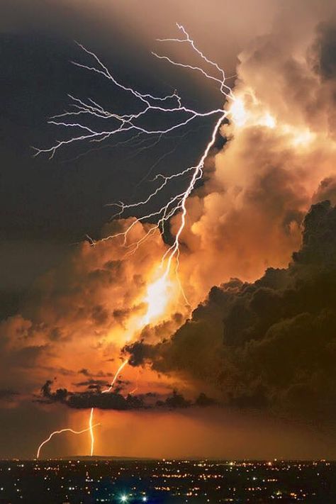 Golden Lightning-nd Lightning Photography, Wild Weather, Thunder And Lightning, Lightning Storm, Weather Photos, Lightning Strikes, Natural Phenomena, Happy Thursday, Beautiful Sky