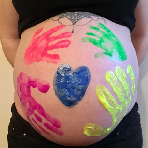 Bump painting, family handprints Stomach Painting Pregnant, Baby Bump Painting Ideas, Family Handprints, Bump Painting, Belly Paint, Painting Family, Pregnancy Gender Reveal, Maternity Photography Poses Pregnancy Pics, Maternity Picture