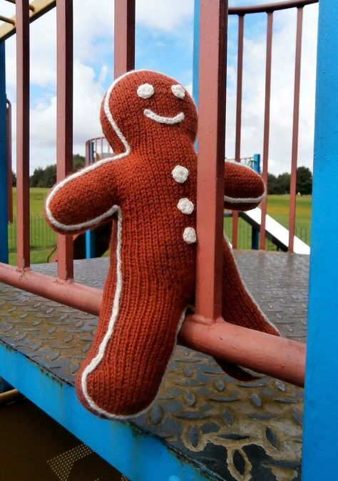 Knit Gingerbread Man Pattern, Knitted Gingerbread Man, Knitted Gingerbread Man Free Pattern, Man Knitting, Knitted Ornaments, Knitting Drawing, Gingerbread Man Free, Ginger Men, Free Knitting Pattern