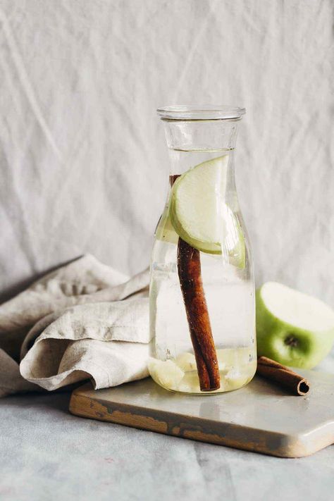 Detox Water Fat Burning, Ginger Detox, Detox Waters, Chia Seed Recipes, Ginger And Cinnamon, Healthy Drinks Recipes, Cleanse Your Body, Natural Detox, Organic Honey