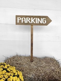 Wedding Parking, Outdoor Wedding Signs, Rustic Chic Wedding Decor, Backyard Engagement Parties, Signage Ideas, Homemade Signs, Diy Wedding Reception, Wedding Ceremony Signs, Country Barn Weddings