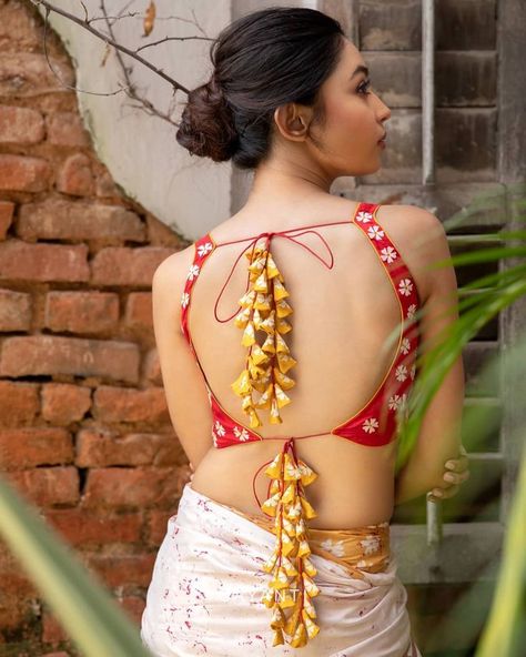 blouse designs Basic Blouse Designs, Indian Blouse Designs, Saree Backless, Classy Blouses, Blouse Designs Catalogue, Backless Blouse Designs, Fashionable Saree Blouse Designs, Lehenga Blouse Designs, Blouse Back Neck Designs