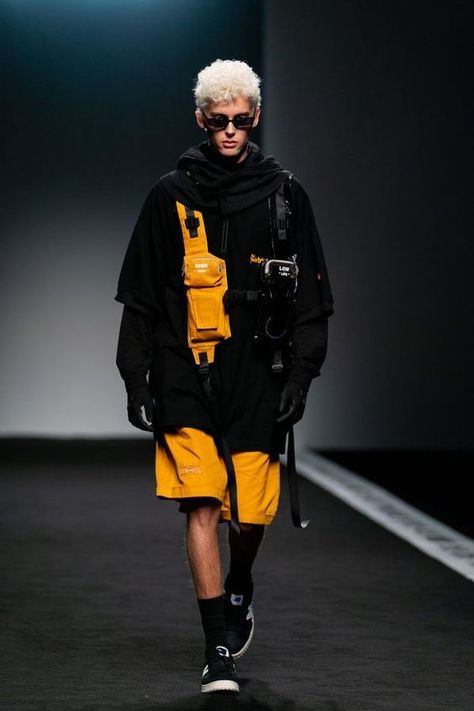 Techwear Fashion, Masculine Fashion, Cyberpunk Clothes, Chinese Fashion Street, Cyberpunk Fashion, Cyberpunk Style, Futuristic Fashion, Fashion Show Images, Tech Fashion