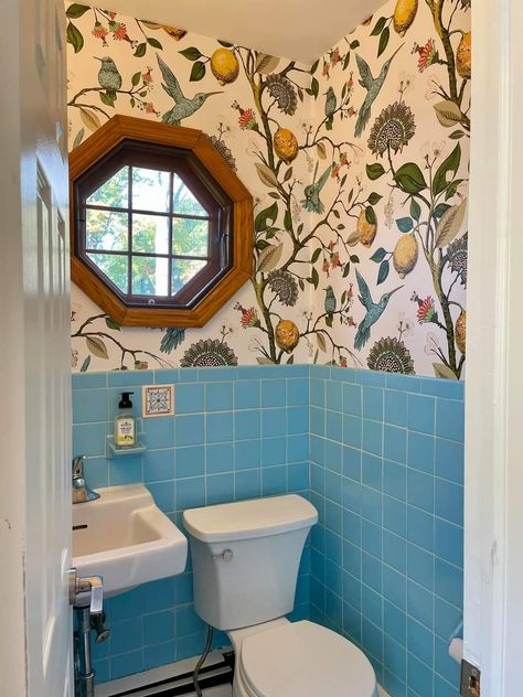 Retro Teal Bathroom, 50s Aesthetic House, 60s Tile Bathroom, Vintage Blue Tile Bathroom Ideas, Old Blue Tile Bathroom, Blue Cottage Bathroom, Blue Tile Bathroom Vintage, Floral Tile Bathroom, Retro Tile Bathroom