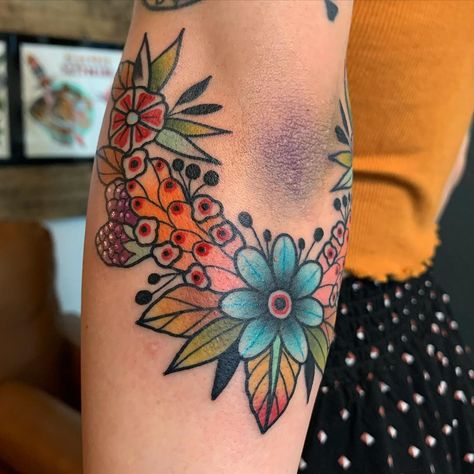 Floral Elbow Tattoo, Ster Tattoo, Random Tattoo Ideas, Frame Tattoo, Elbow Tattoo, Framed Tattoo, Elbow Tattoos, Ocean Tattoos, Sleeve Tattoos