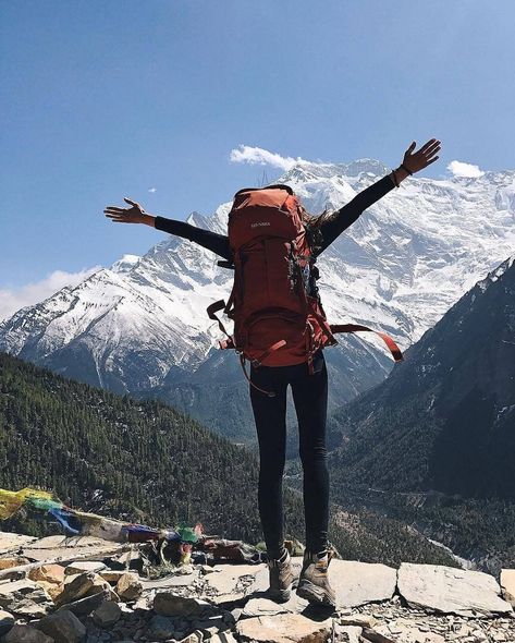 👉➡️Annapurna Circuit Trek 🗻 photo Cardit 📸@aleksandra_um ➡️🇳🇵 Annapurna Circuit Trek - 🟩 🟩Inquires and Bookings Open for Annapurna Circuit Trek 2022/23 😍 🟩 ✅️🇳🇵 Annapurna circuit trek 🗻 Nepal🌲🌲 . The Nepalese Himalayas will stun you as you trek through the spectacular Annapurna region. These snow-capped summits, mist-shrouded valleys, secluded settlements, and inaccessible monasteries will inspire individuals with a fearless spirit and a desire to encounter true nature. Reach al Trekking Photos, Ski Tricks, Trek Aesthetic, Ski Trip Packing List, Trekking Photography, Ski Trip Packing, Extreme Mountain Biking, Snowboarding Aesthetic, Ski Pack