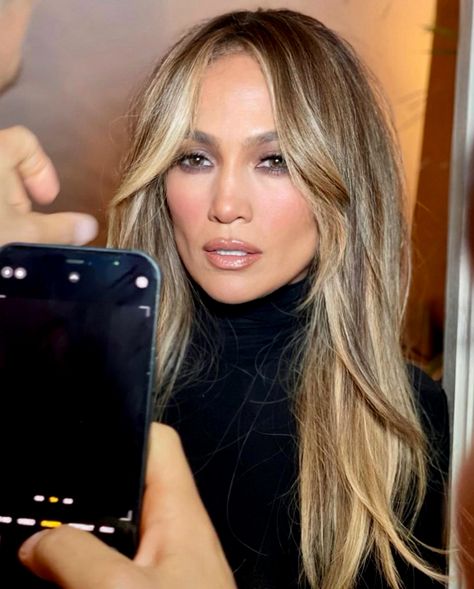 Jennifer Lopez Says She's 'Back on the Block' in Glam Photos as She and Ben Affleck Hit Venice Jennifer Lopez Hair Color, Jlo Hair, Butterfly Hairstyle, Jennifer Lopez Hair, Butterfly Haircut, Makijaż Smokey Eye, Trending Haircuts, Long Bob, Great Hair