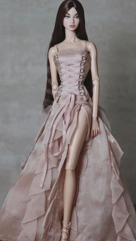 Dress Barbie Doll, Glamour Dolls, Preformance Outfits, Barbie Dress Fashion, Barbie Model, Barbie Gowns, Diy Fashion Clothing, Barbie Fashionista, Easy Trendy Outfits